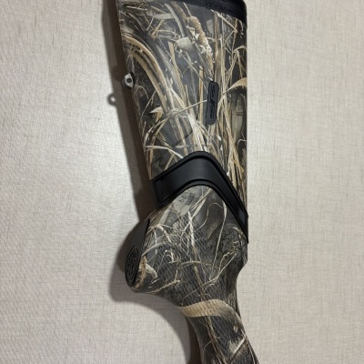 Espingarda com padrão camuflado em fundo claro