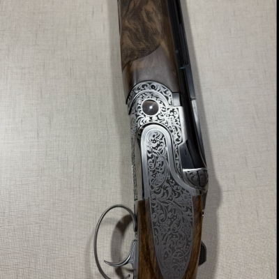 Espingarda de madeira e metal com gravações detalhadas