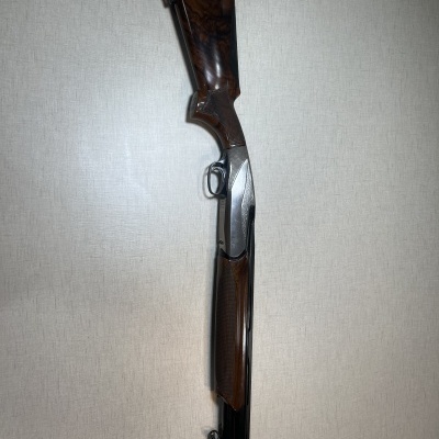 Espingarda com coronha em madeira castanha e corpo metálico