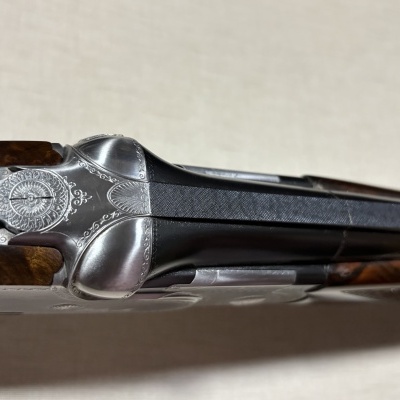 Espingarda com madeira escura e metal prateado detalhado