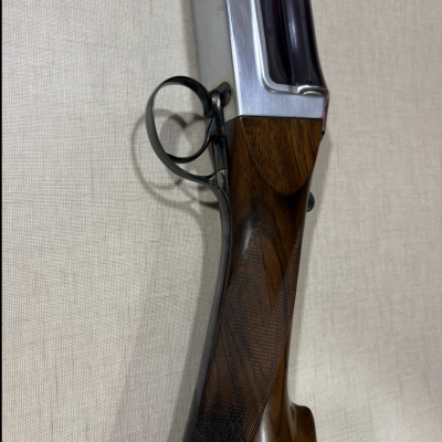 Espingarda com coronha em madeira castanha e metal prateado