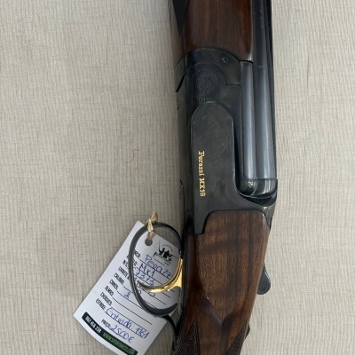 Espingarda de canos sobrepostos com acabamento em madeira castanha e detalhes metálicos pretos