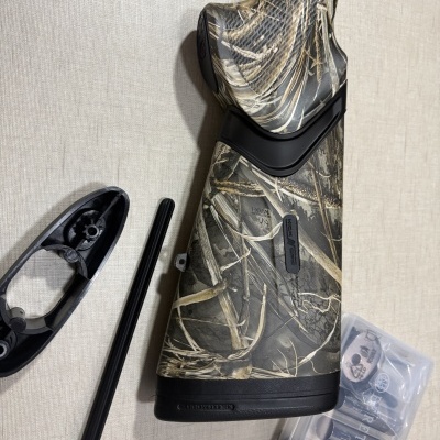 Espingarda camuflada com acessórios e caixa plástica Beretta