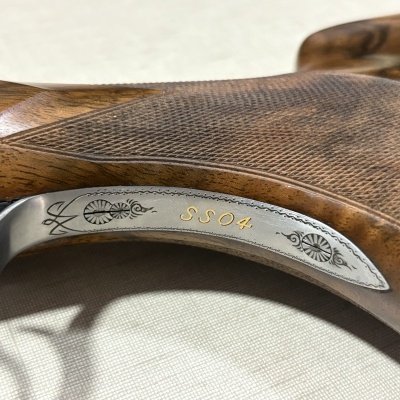 Coronha de madeira trabalhada com detalhes metálicos gravados e texto SS04