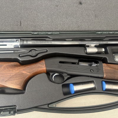 Espingarda Beretta Ultra Lite dentro de estojo de proteção com acessórios