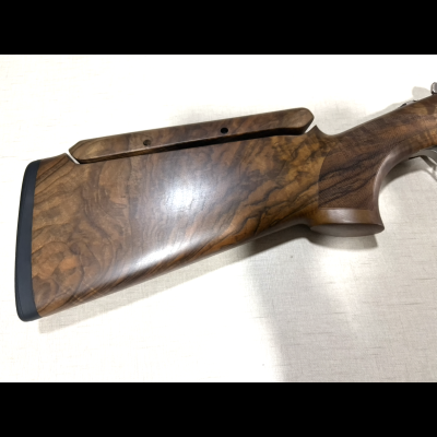 Coronha de espingarda em madeira escura com acabamento polido e apoio de borracha preto