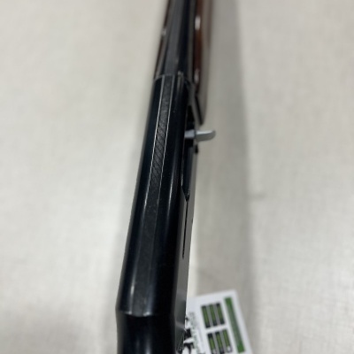 Espingarda de cano duplo com coronha em madeira e acabamento metálico preto vista de cima