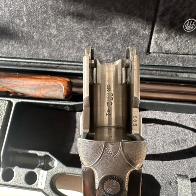 Cano de arma de fogo decomponível em estojo acolchoado cinza com logótipo Beretta