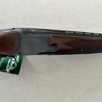 Espingarda de canos sobrepostos em madeira e metal com etiqueta verde