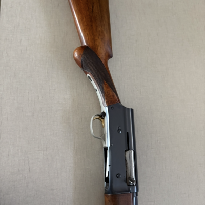 Arma de fogo de madeira e metal com gatilho dourado