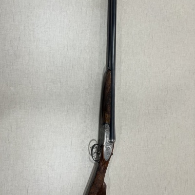 Espingarda de canos paralelos com madeira castanha e metal prateado