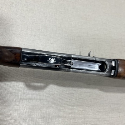 Espingarda de cano duplo com coronha de madeira e metais prateados