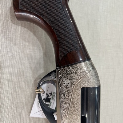 Espingarda com cabo em madeira e detalhes em metal gravado