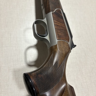 Espingarda com empunhadura em madeira e gatilho metálico