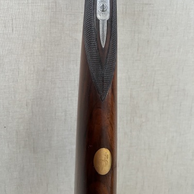 Cabo de espingarda em madeira com metal prateado e etiqueta dourada