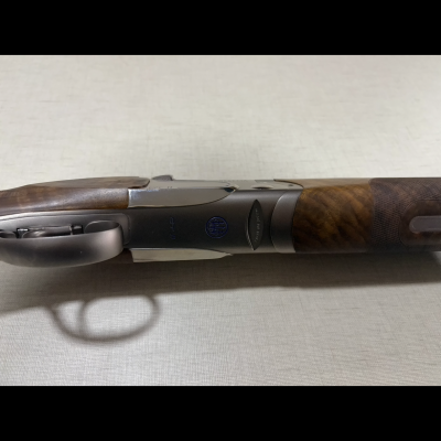 Espingarda de caça Beretta DT11 com detalhes em madeira e metal cinzento