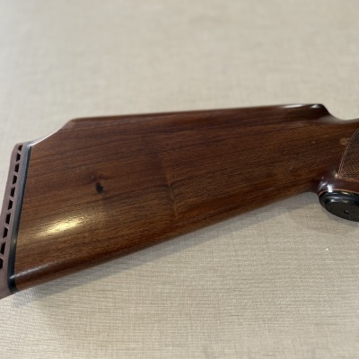 Coronha de espingarda em madeira escura com nasal de borracha preta