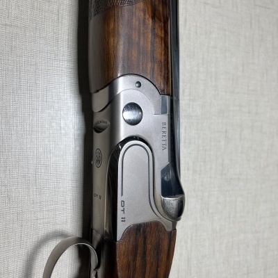 Espingarda Beretta de madeira e metal prateado com inscrições visíveis DT 11
