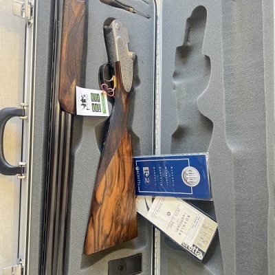 Estojo cinzento com espingarda desmontada, munições Fiocchi LFZ e documentos