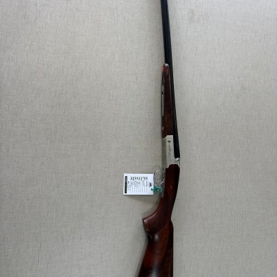 Espingarda de cano duplo com madeira e metal sobre fundo cinza claro