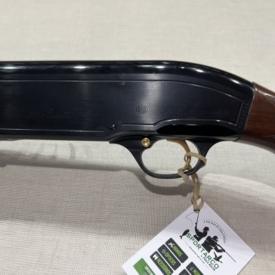 Espingarda cano duplo em madeira e metal com etiqueta