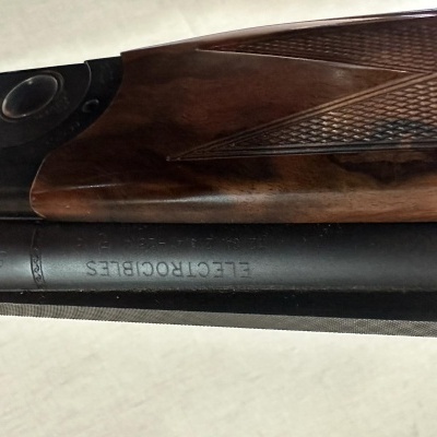 Espingarda com coronha em madeira trabalhada e cano metálico preto com inscrições