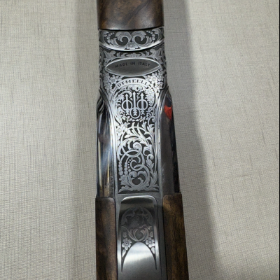 Parte superior de arma de fogo com madeira e metal gravado padrão floral