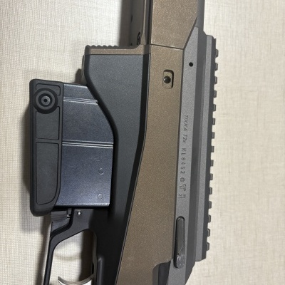 Rifle preto e castanho com gravação TIKKA T3X KL 8 452 CIP FI N 25