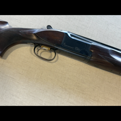 Espingarda de canos duplos com coronha em madeira e graveira metálica preta