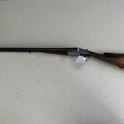 Espingarda de canos duplos com coronha de madeira castanha