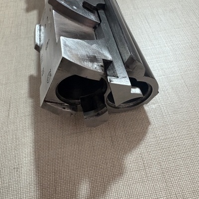 Parte final de arma de canos duplos em metal prateado