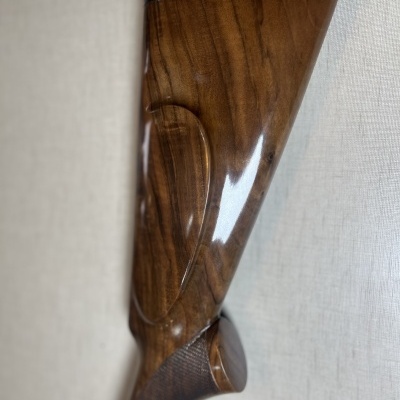 Coronha de espingarda em madeira polida castanha com acabamento brilhante