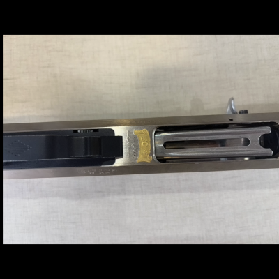 Parte superior de arma de fogo metálica com número 30 em dourado