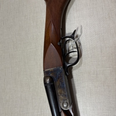 Espingarda de caça com canos duplos e empunhadura em madeira