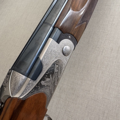 Espingarda Beretta com gravações detalhadas e acabamento em madeira e metal