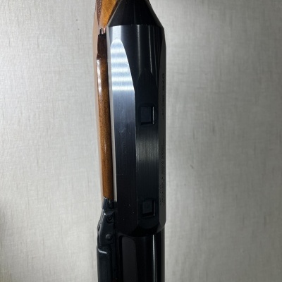 Espingarda com madeira castanha e metal preto