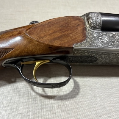 Espingarda com detalhes em madeira polida e metal gravado com padrão floral