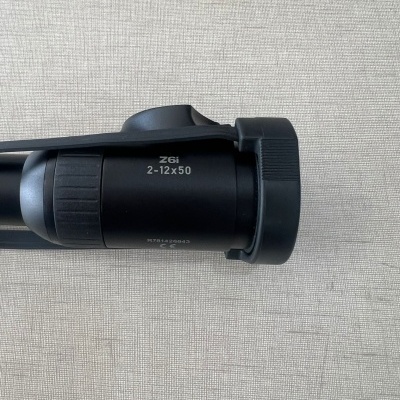 Luneta óptica preta Z6i 2-12x50 sobre fundo de tecido bege