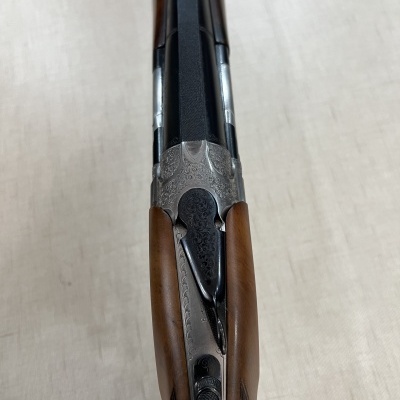 Espingarda com madeira castanha e metal prateado decorado