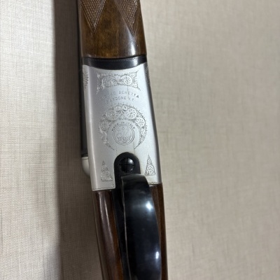 Detalhe de armas com cabo em madeira e corpo em metal gravado