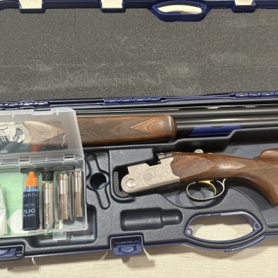 Espingarda Beretta de madeira e metal dentro de estojo azul com acessórios