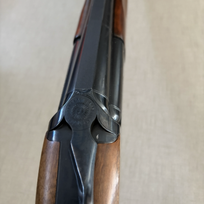 Espingarda de canos paralelos em madeira e metal com gravação circular