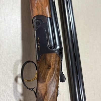 Espingarda Perazzi MX-1 com empunhadura em madeira castanha e detalhes pretos