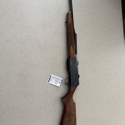 Espingarda com coronha e antebraço em madeira castanha e cano longo metálico escuro