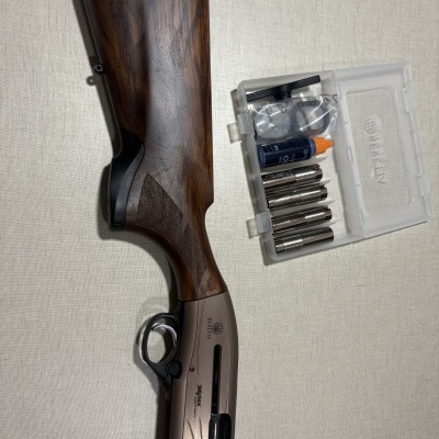 Espingarda Beretta Xplor Action com chokes e acessórios numa caixa de plástico