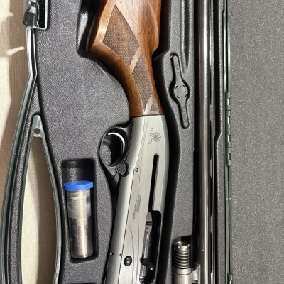 Espingarda de caça Beretta 1301 Unico em estojo preto com acessórios e munições.