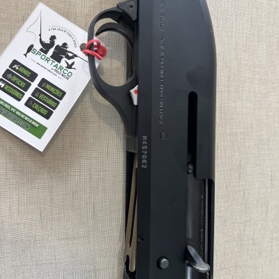 Parte da arma de fogo preta com etiqueta da marca SPORTARCO em fundo bege