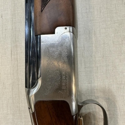 Espingarda de canos duplos com gravações e coronha em madeira castanha