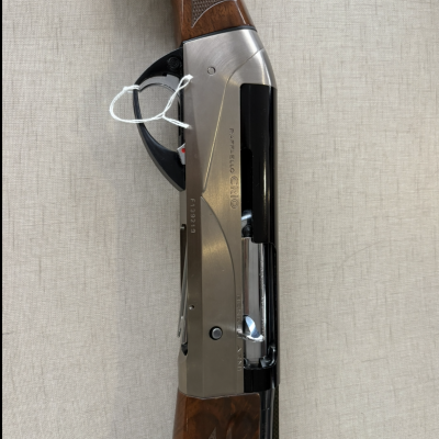 Espingarda com empunhadura em madeira castanha e corpo metálico prateado com texto RAFFAELLO CRIO