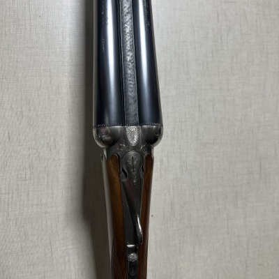 Espingarda de canos duplos em metal preto com acabamento em madeira